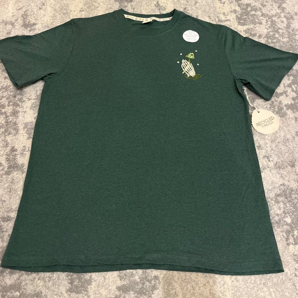 Recycle Threads t-shits Large Green dark color with design.